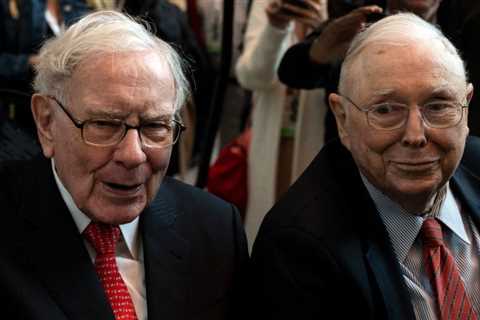 Warren Buffett's right-hand man called bitcoin 'rat poison' to protect casual buyers from crypto..