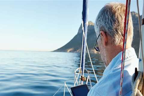 What is the average monthly income for retirees?