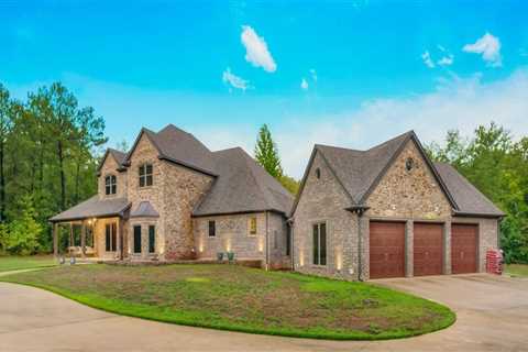 Buying A Lindale Texas Luxury Home As Investment Property: How A Realtor Can Help